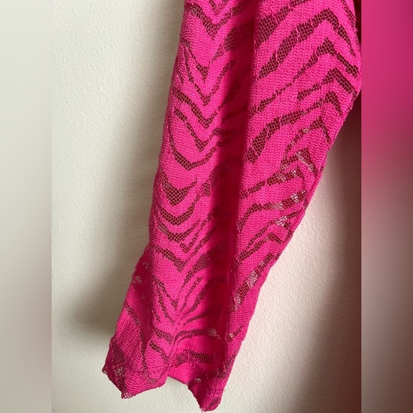 STRETCHY lace top in EUC - Picture 3 of 7